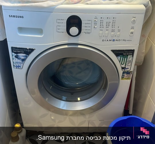 מכונת כביסה עם דלי וחומרי ניקוי